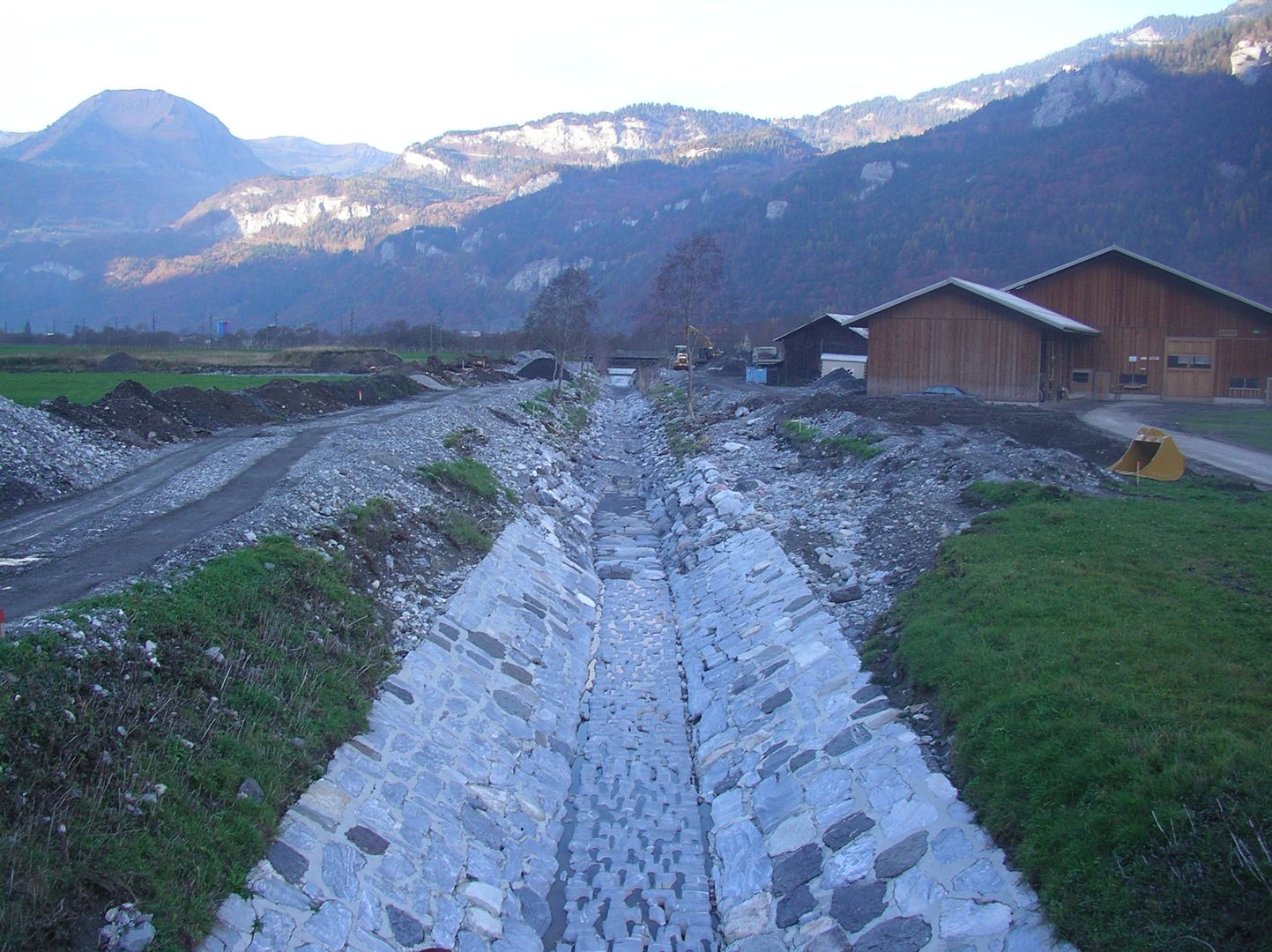 Begradiger und verbauter Rychenbach, der während der Bauarbeiten kein Wasser führt.